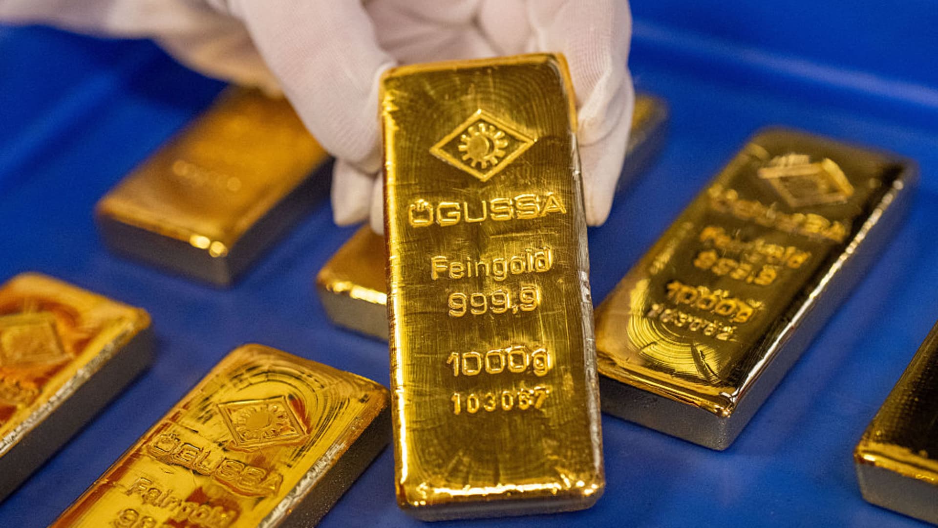 Gold falls as Trump gives no clarity on ending Iran war